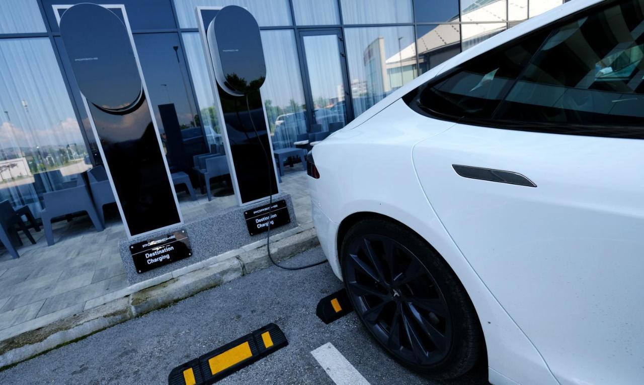 호텔 힐스 사라예보 콩그레스 앤 테르말 스파 리조트 Ilidža 외부 사진 Tesla Model S charging at a Supercharger station