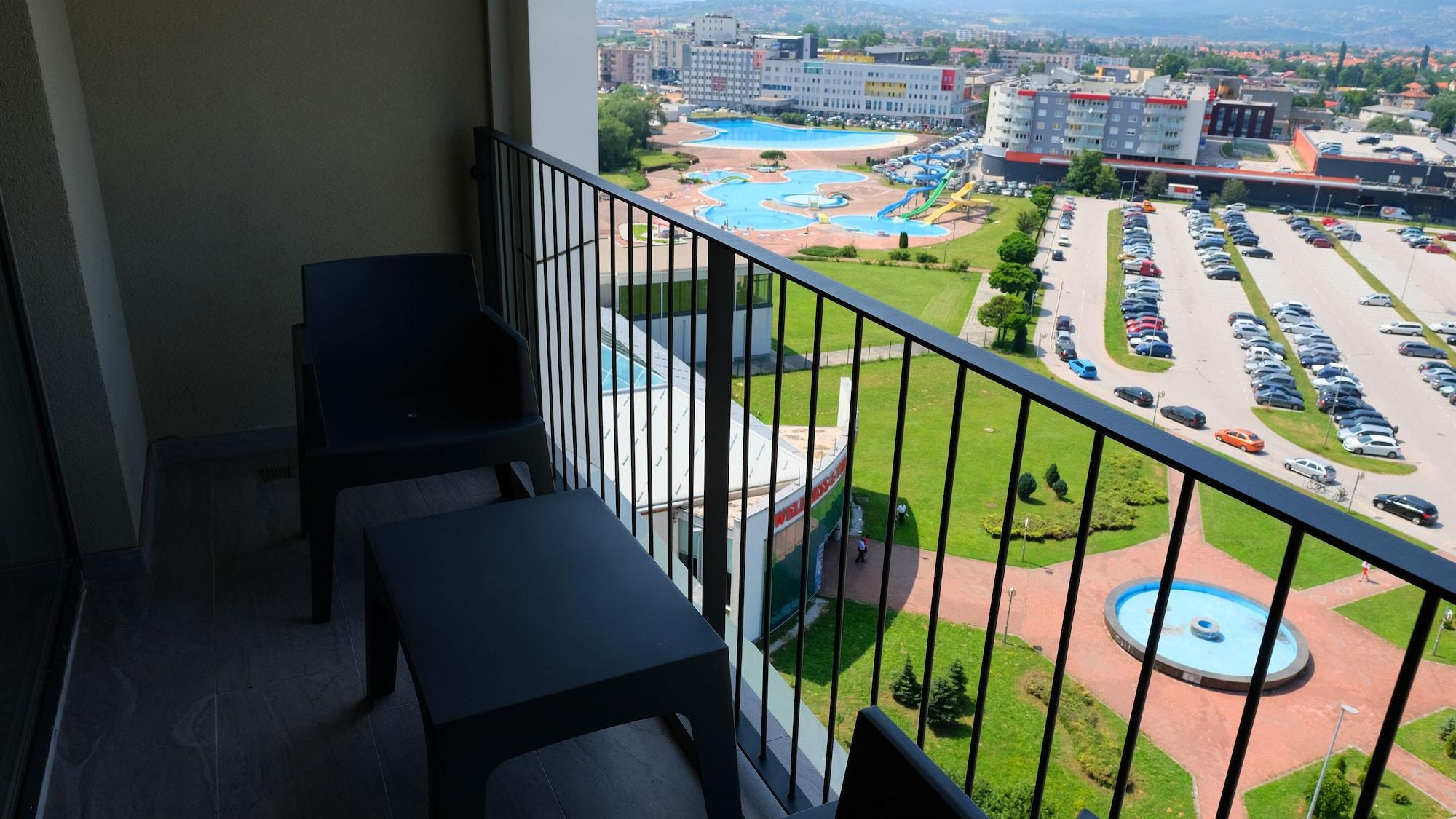 호텔 힐스 사라예보 콩그레스 앤 테르말 스파 리조트 Ilidža 외부 사진 A balcony