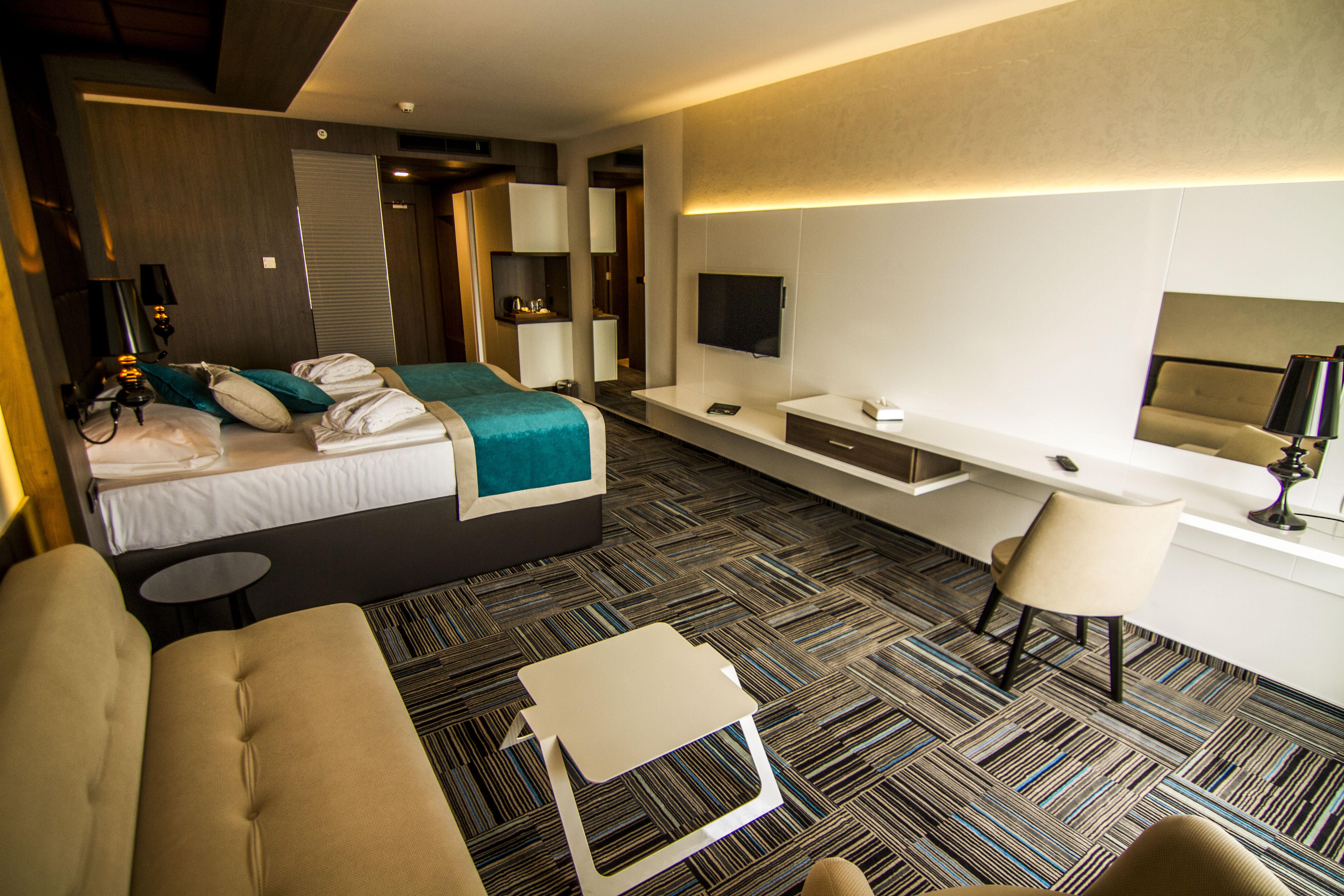 호텔 힐스 사라예보 콩그레스 앤 테르말 스파 리조트 Ilidža 외부 사진 A room at the hotel