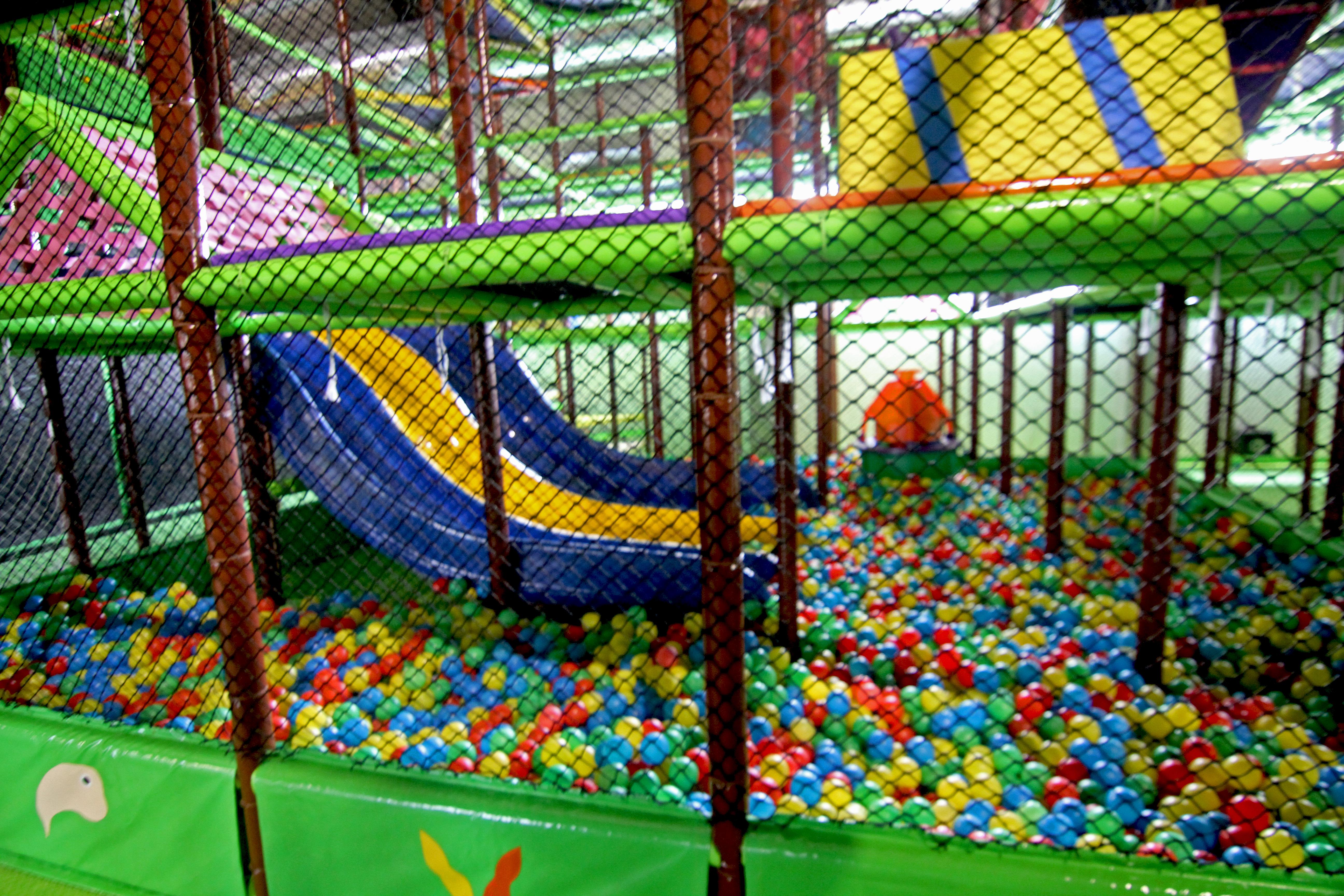 호텔 힐스 사라예보 콩그레스 앤 테르말 스파 리조트 Ilidža 외부 사진 A ball pit at a playground
