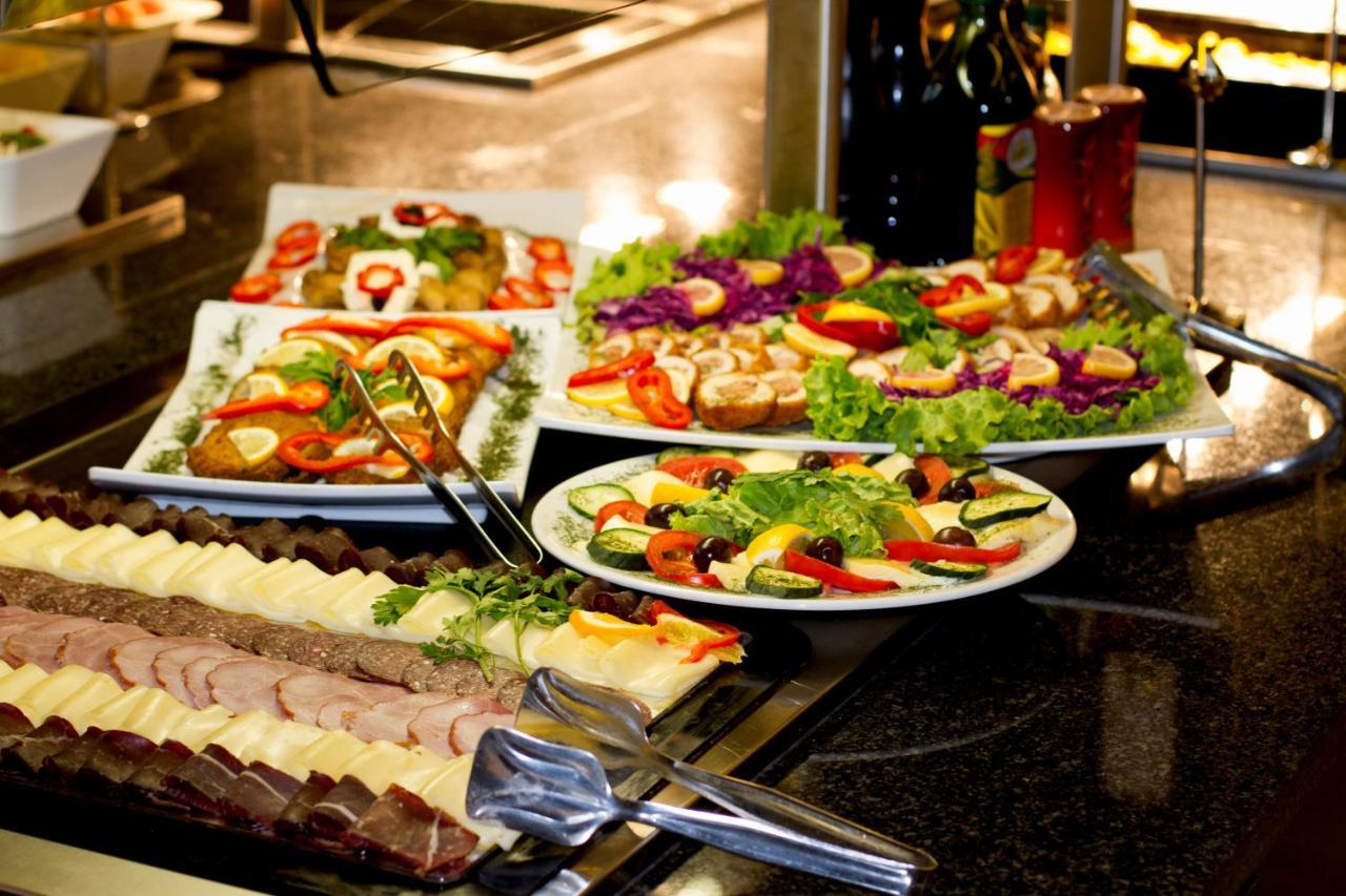 호텔 힐스 사라예보 콩그레스 앤 테르말 스파 리조트 Ilidža 외부 사진 A buffet