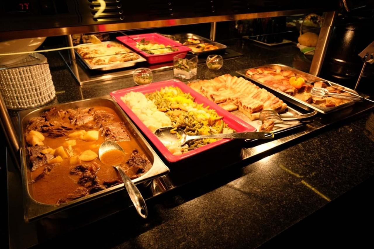 호텔 힐스 사라예보 콩그레스 앤 테르말 스파 리조트 Ilidža 외부 사진 A hot buffet