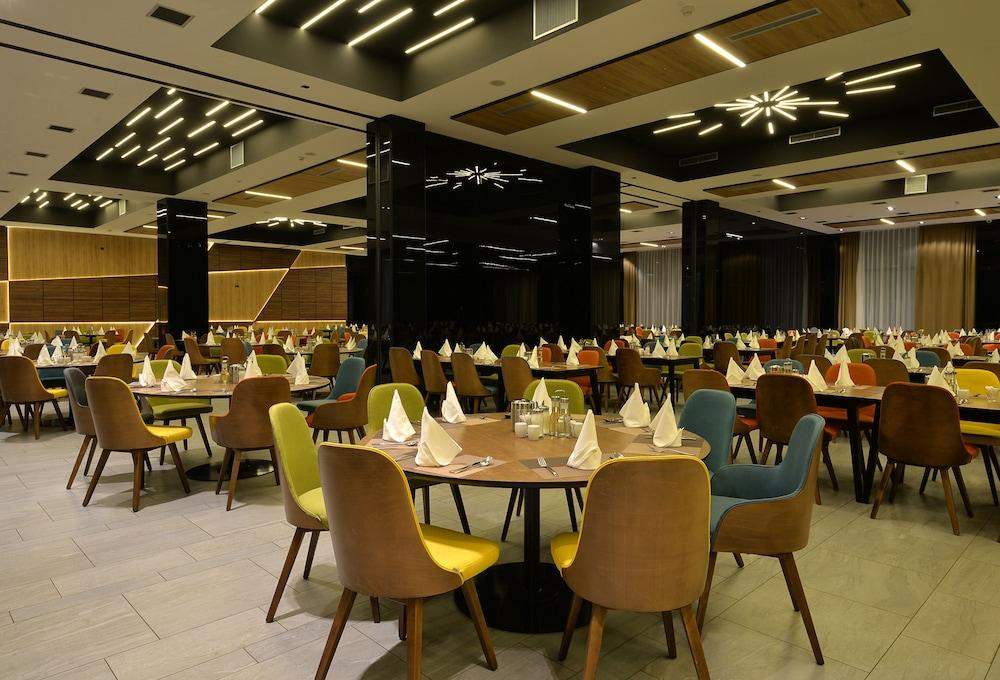 호텔 힐스 사라예보 콩그레스 앤 테르말 스파 리조트 Ilidža 외부 사진 The interior of the restaurant