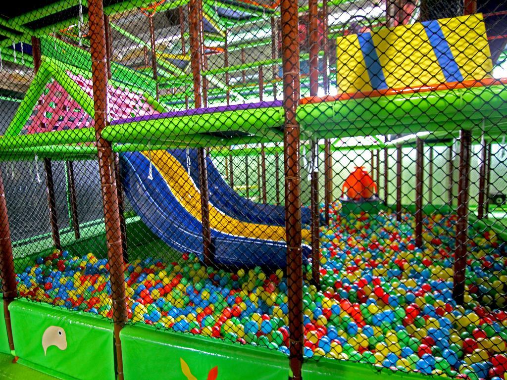 호텔 힐스 사라예보 콩그레스 앤 테르말 스파 리조트 Ilidža 외부 사진 An indoor playground