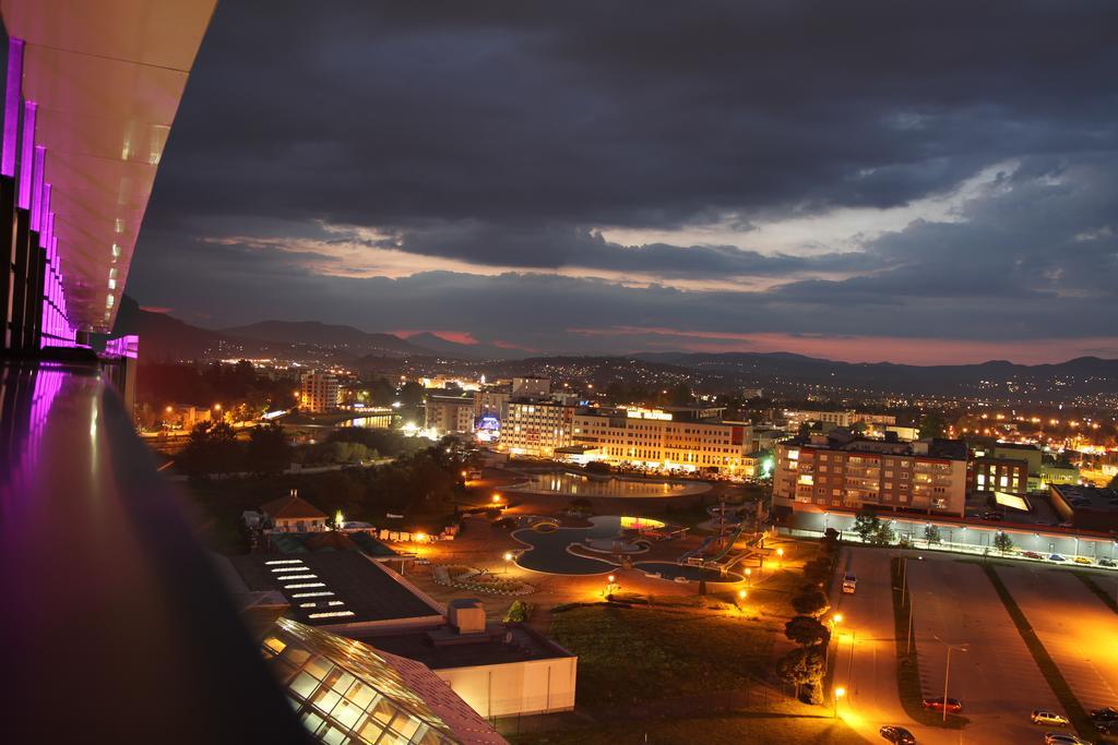 호텔 힐스 사라예보 콩그레스 앤 테르말 스파 리조트 Ilidža 외부 사진 View of the city from the hotel