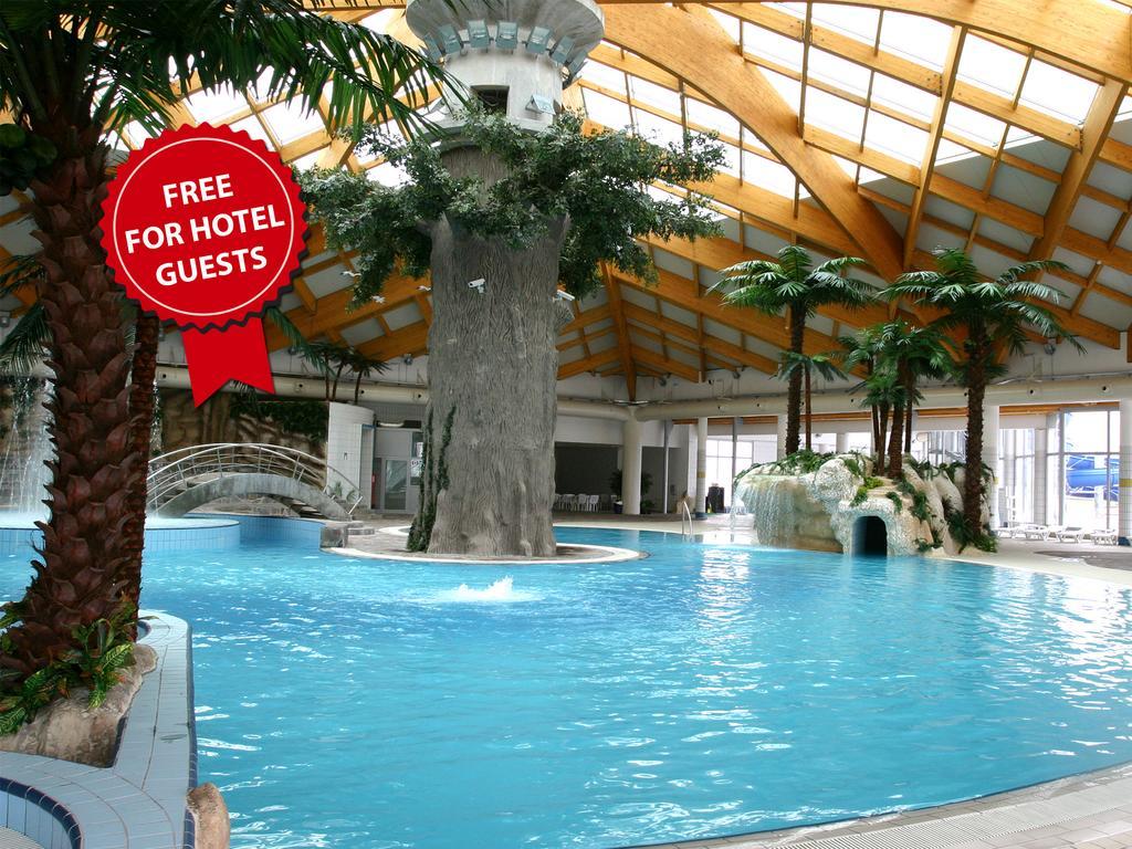 호텔 힐스 사라예보 콩그레스 앤 테르말 스파 리조트 Ilidža 외부 사진 The swimming pool at the hotel