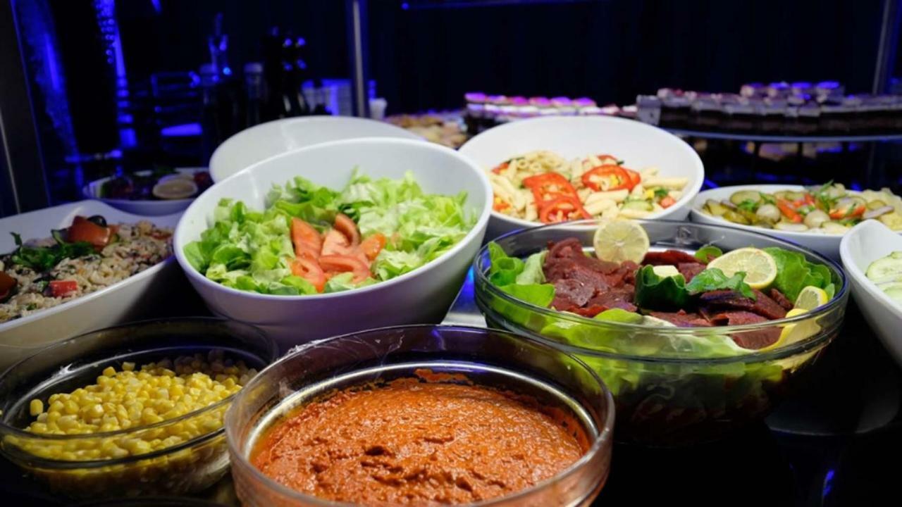 호텔 힐스 사라예보 콩그레스 앤 테르말 스파 리조트 Ilidža 외부 사진 A selection of salads